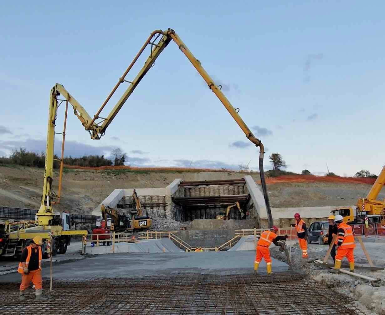 Salerno-Reggio Calabria: proseguono i lavori per la nuova galleria Serra Lunga, atteso un significativo potenziamento dei collegamenti ferroviari.