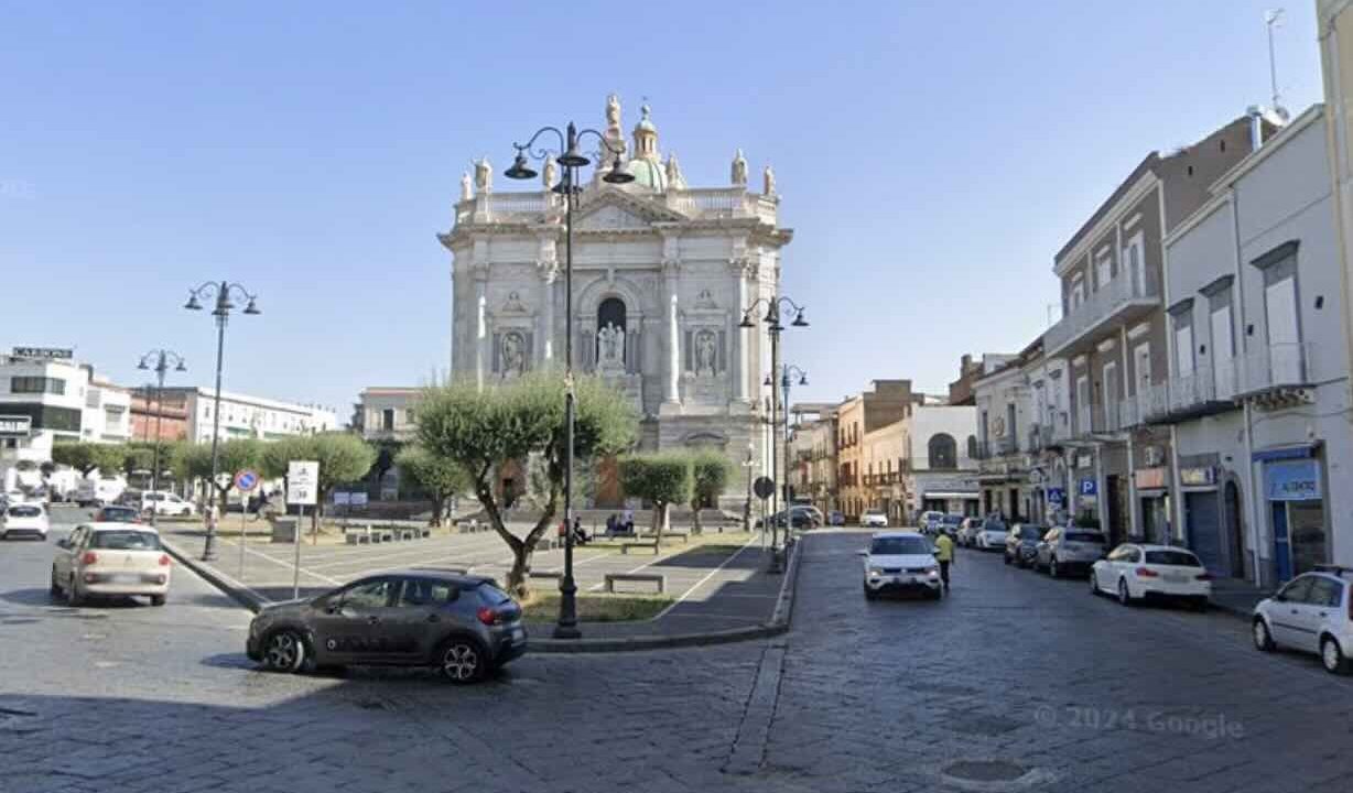Aggressione in piazza a San Giuseppe Vesuviano: giovane ferito gravemente da coltellate, scattano le indagini dei carabinieri