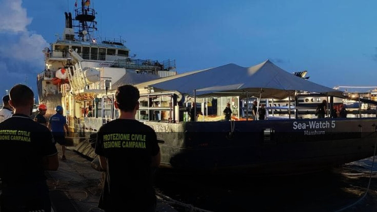 Sbarco a Napoli: tre minori tra sei migranti, scatta la rete d’accoglienza
