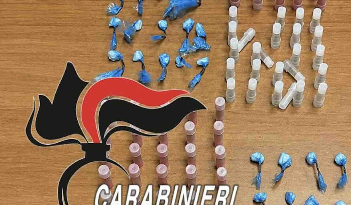 Guerra allo spaccio a Scampia: Carabinieri recuperano 252 dosi di droga nelle ‘Case dei Puffi’ durante un blitz mirato.