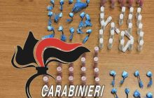 Guerra allo spaccio a Scampia: Carabinieri recuperano 252 dosi di droga nelle ‘Case dei Puffi’ durante un blitz mirato.