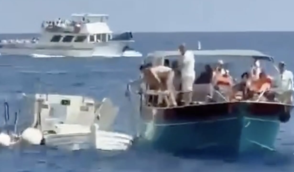 Panico in Costiera Amalfitana: scontro tra gozzi costringe i passeggeri a buttarsi in acqua