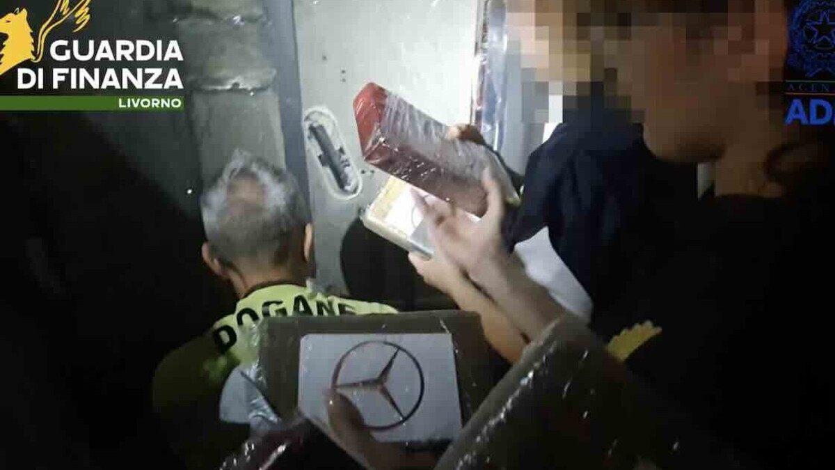 Sequestro record al porto di Napoli: 65 kg di cocaina nascosti nelle banane
