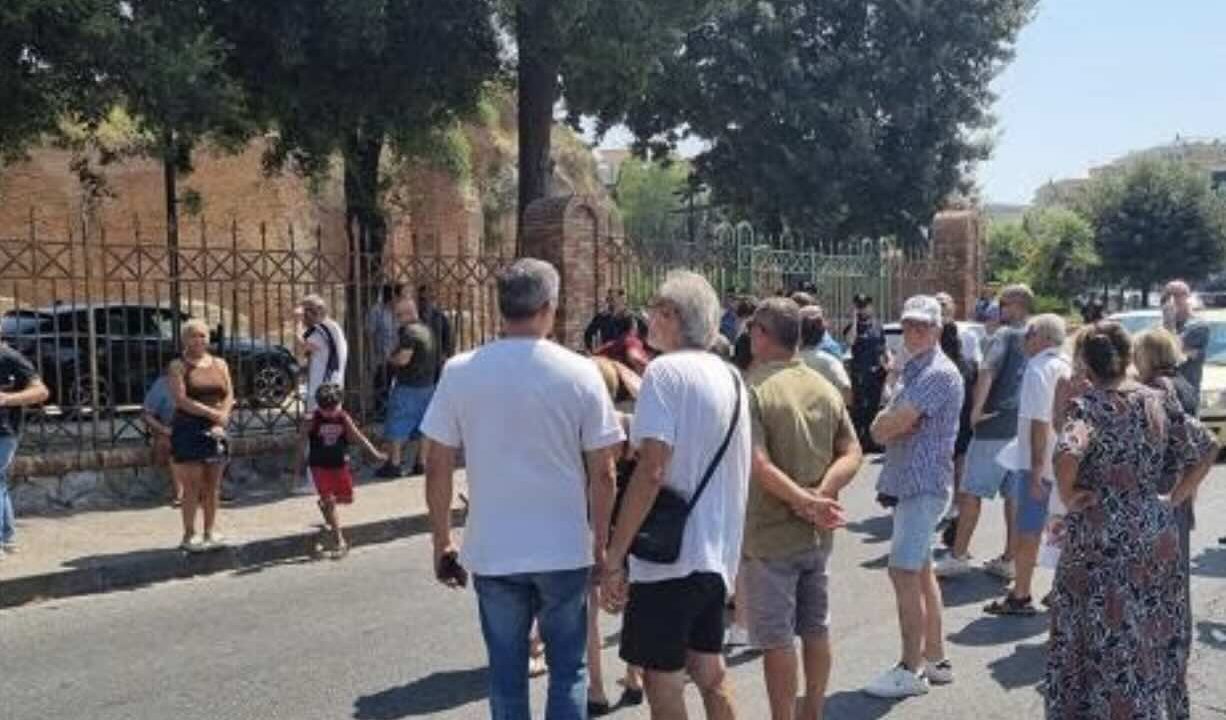 Tensione a Pozzuoli per la visita del ministro Giuli dopo il sisma ai Campi Flegrei: cittadini in allerta