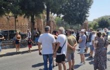 Tensione a Pozzuoli per la visita del ministro Giuli dopo il sisma ai Campi Flegrei: cittadini in allerta