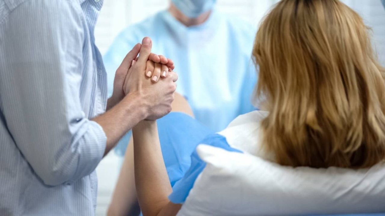 Acerra in lutto: neonata morta alla nascita, ginecologo sotto accusa per negligenza