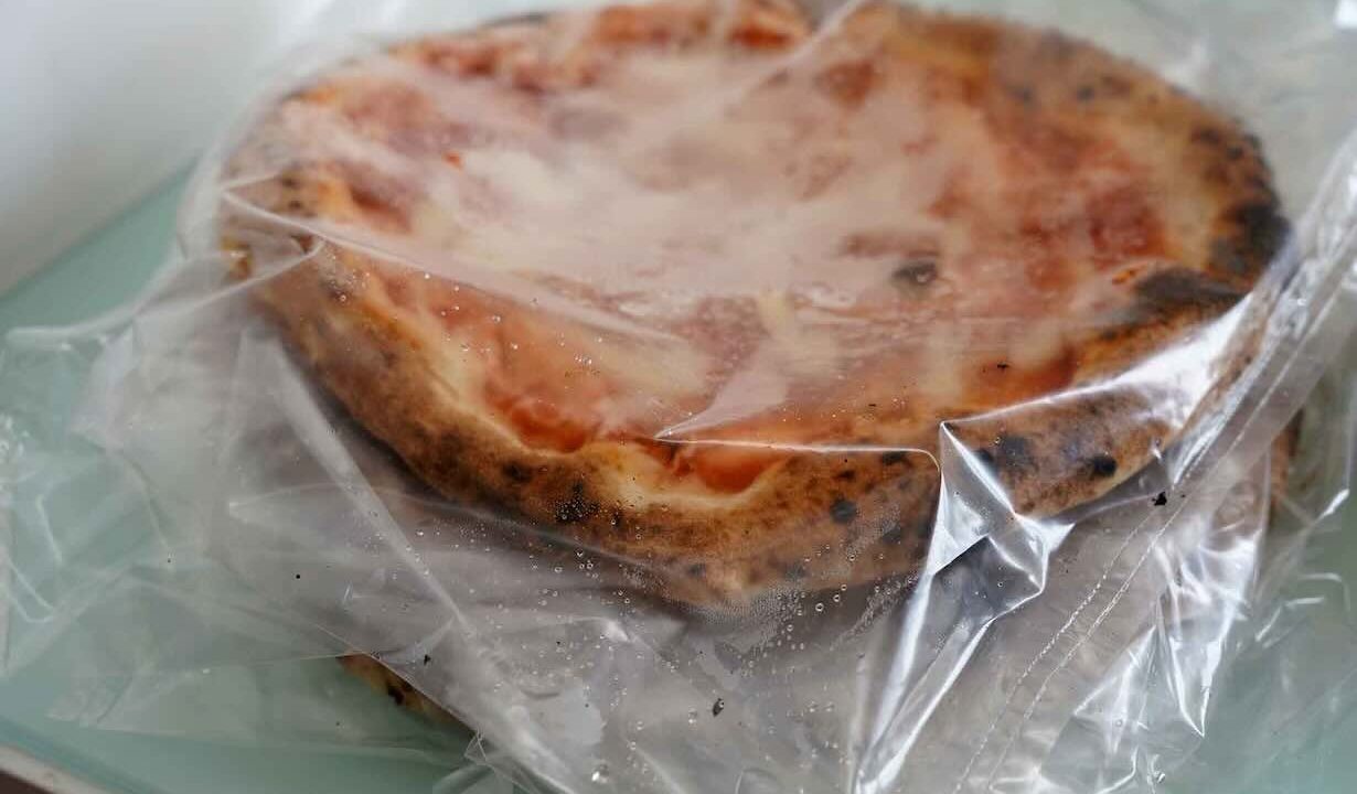 Sorrento, scoperte 240 pizze surgelate irregolari: il sequestro scuote i ristoratori locali