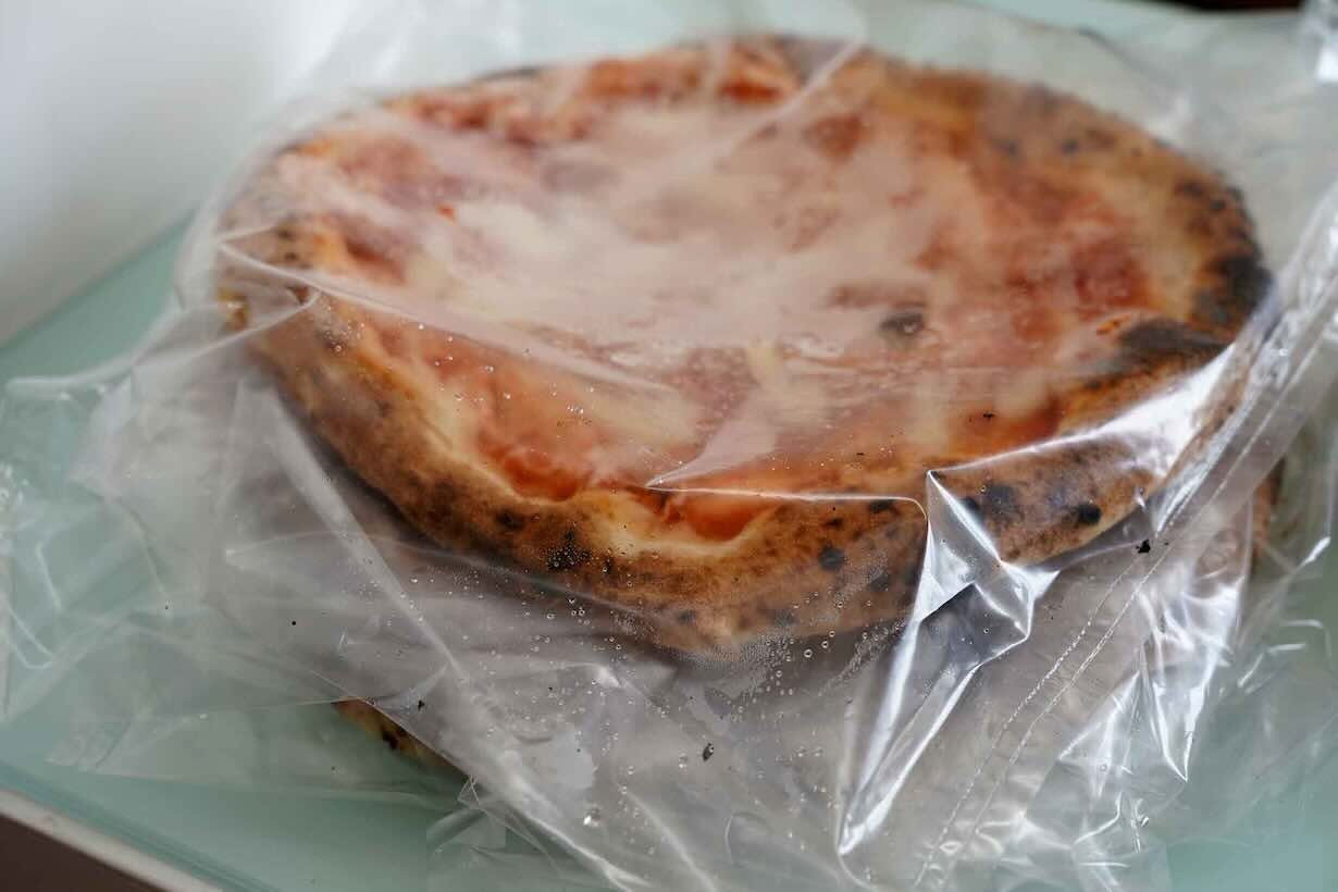 Sorrento, scoperte 240 pizze surgelate irregolari: il sequestro scuote i ristoratori locali
