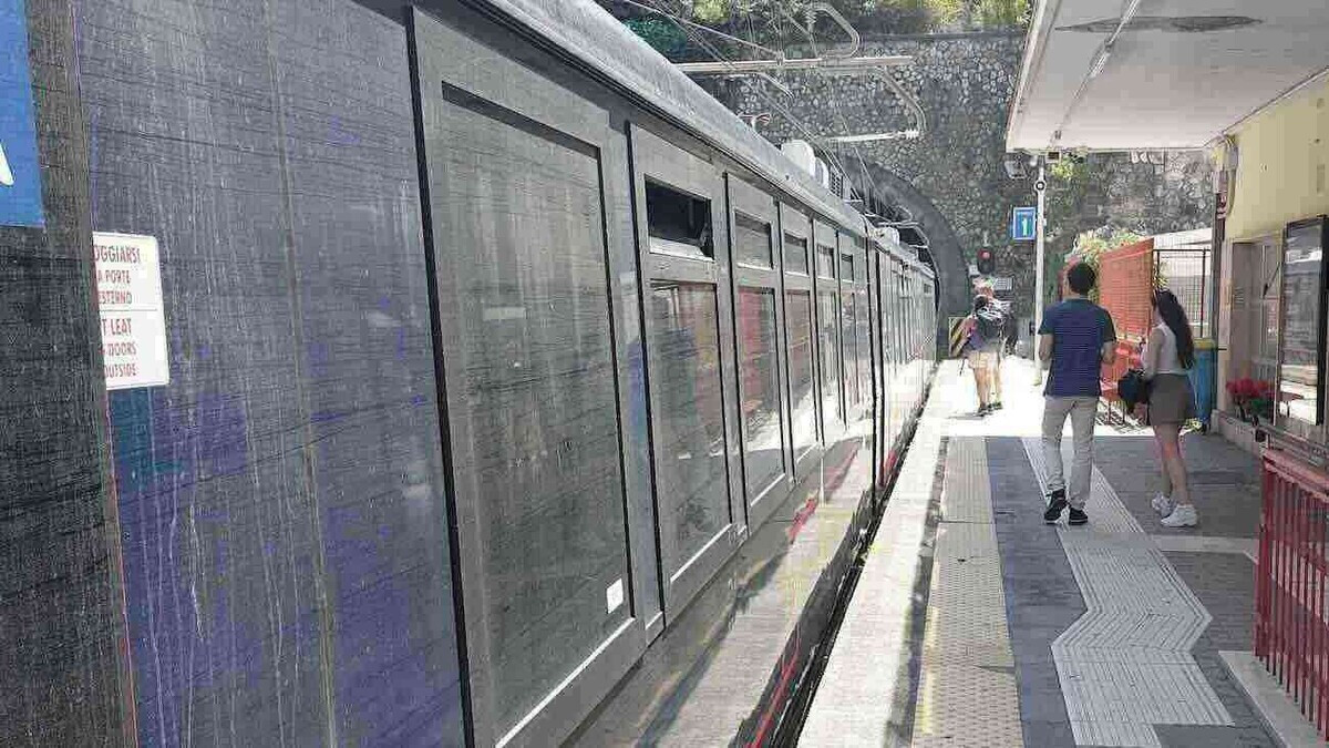 Sospensione Circumvesuviana: bus sostitutivi tra Barra e Torre del Greco, così si evita il caos