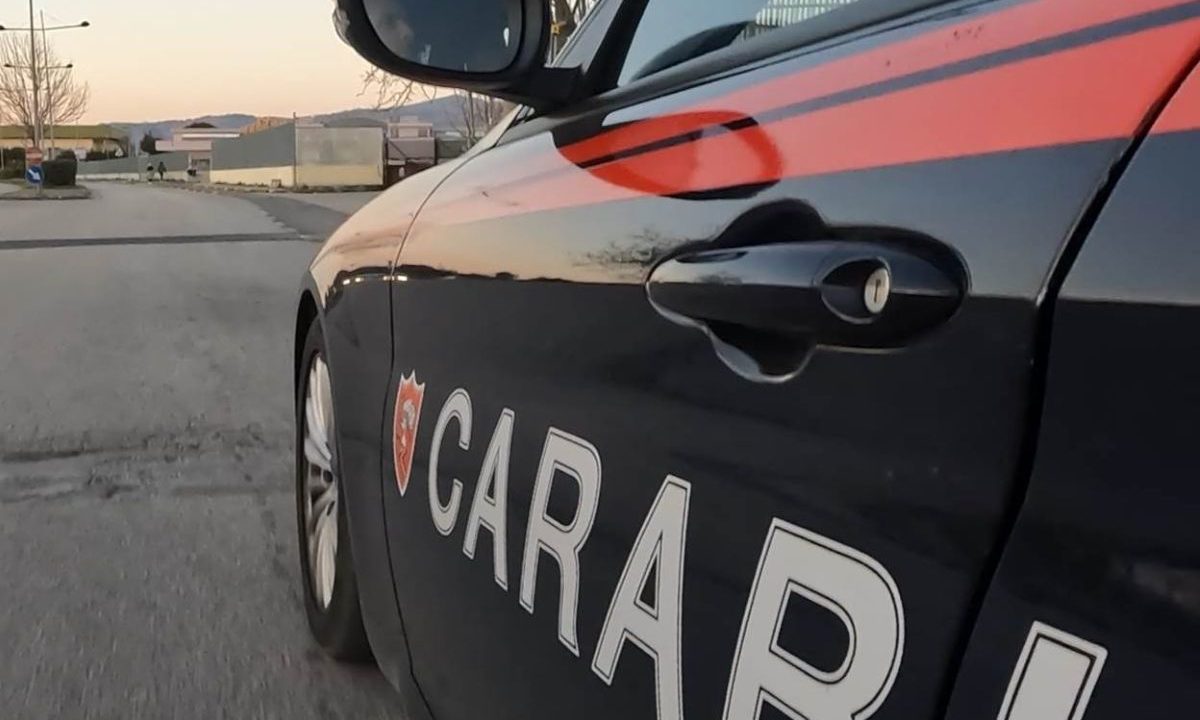 Marano, pusher 23enne arrestato con cocaina nascosta sotto l’auto: si rincorrono le indagini