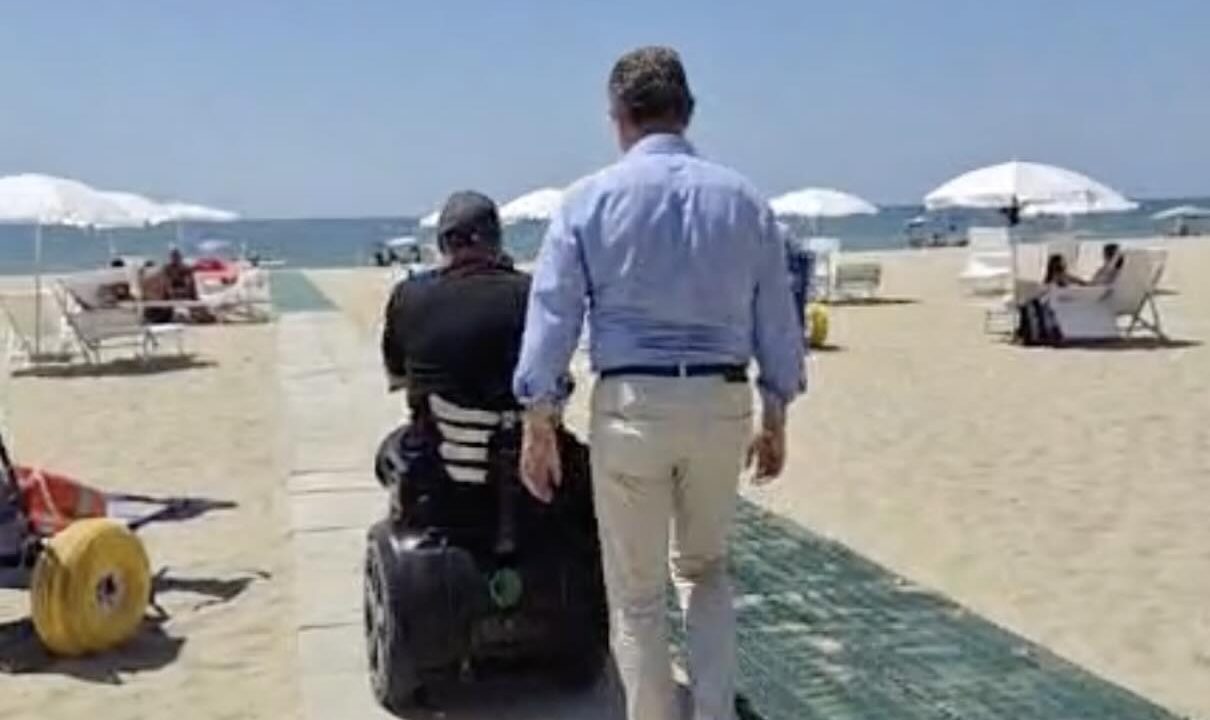 Giugliano: la spiaggia inclusiva da 170mila euro delude le aspettative di accessibilità per le persone con disabilità