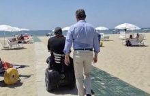 Giugliano: la spiaggia inclusiva da 170mila euro delude le aspettative di accessibilità per le persone con disabilità