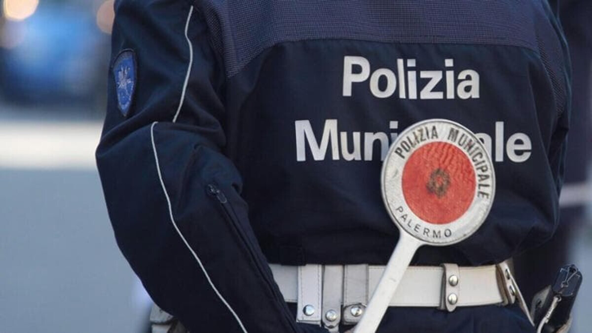Spranga, bottiglie e due coltelli: vigile aggredito a Napoli, scatta la denuncia