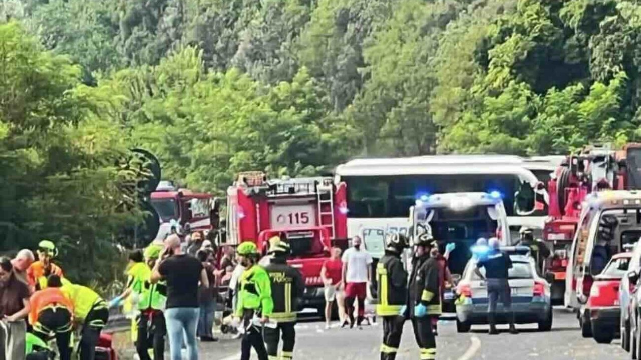 Tragico incidente sulla Statale 79: cinque vite spezzate e 27 feriti, choc in Campania