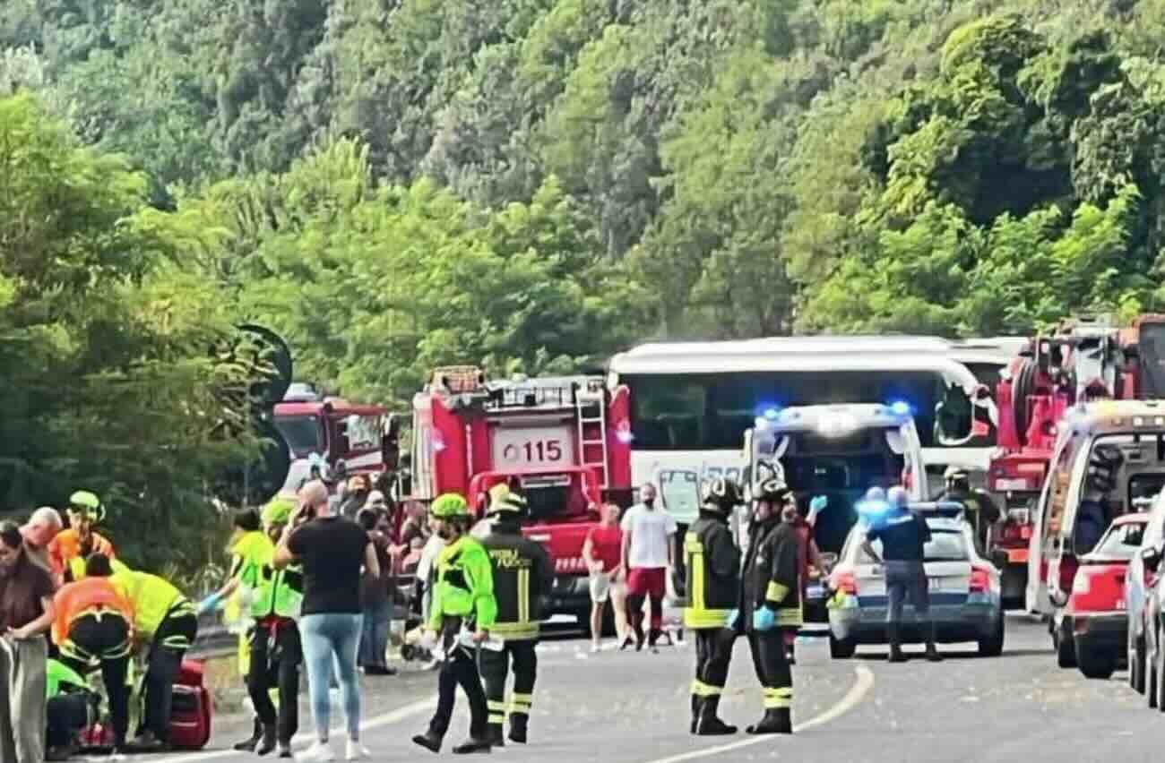 Tragico incidente sulla Statale 79: cinque vite spezzate e 27 feriti, choc in Campania