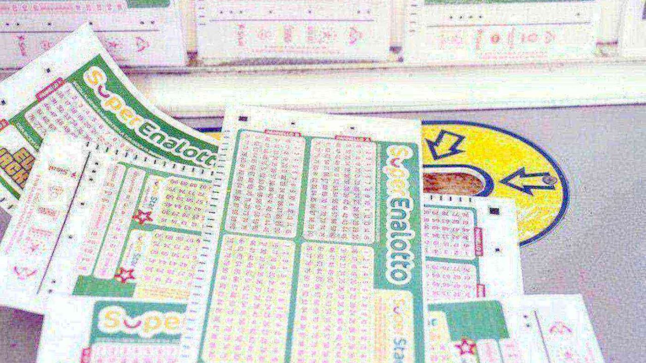 Vincita record a Sant’Antonio Abate: sfiorato il jackpot del SuperEnalotto, quasi 300mila euro in palio per due fortunati giocatori