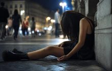Una diciottenne drogata e lasciata in strada: quando Napoli applaude alle parole e non alla sicurezza
