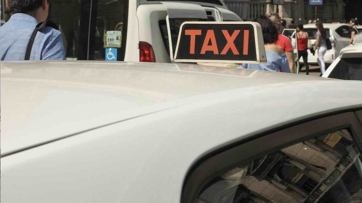 Tassista investe e fugge, a Napoli torna il nodo dei controlli sulle licenze