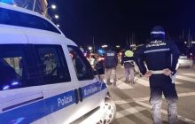 Tassista sperona un motociclista e fugge: identificato a Napoli, ma resta il nodo responsabilità