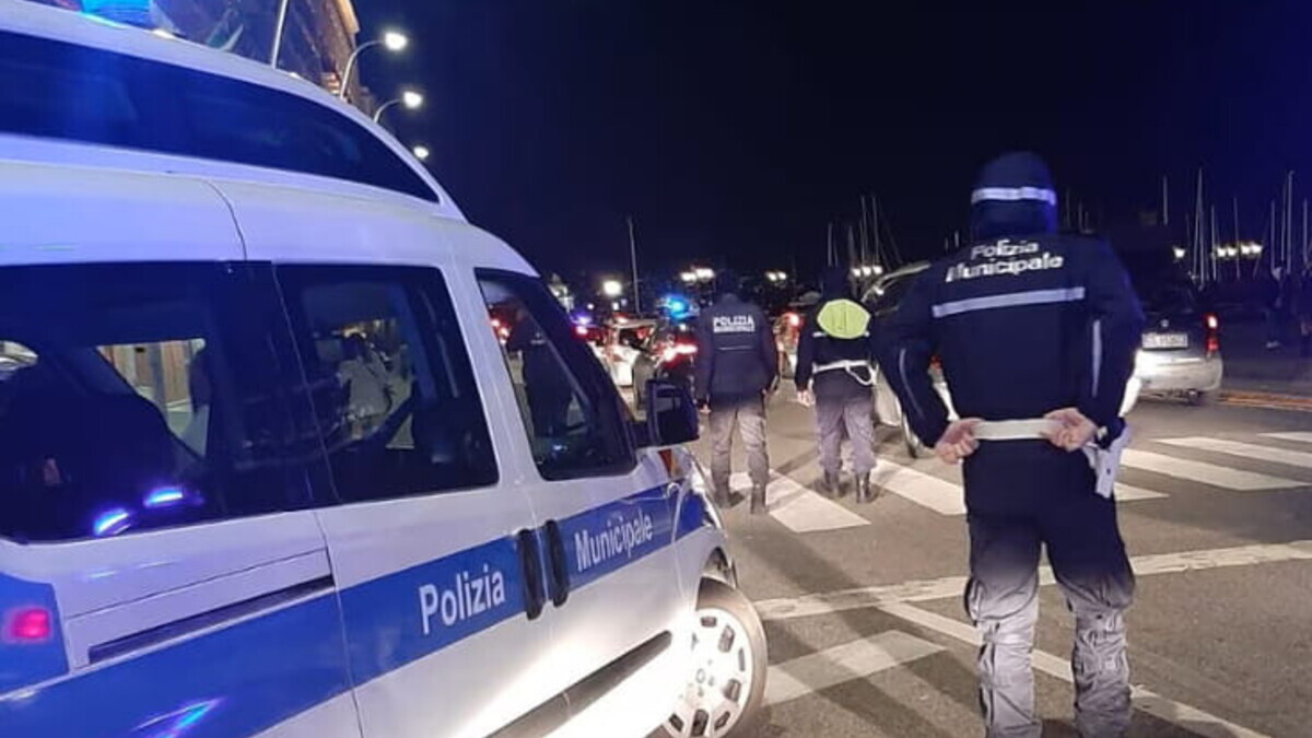 Tassista sperona un motociclista e fugge: identificato a Napoli, ma resta il nodo responsabilità