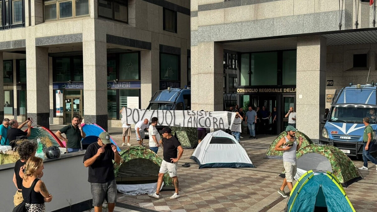 Tende davanti al Consiglio: la protesta dei Campi Flegrei è il banco di prova della Regione