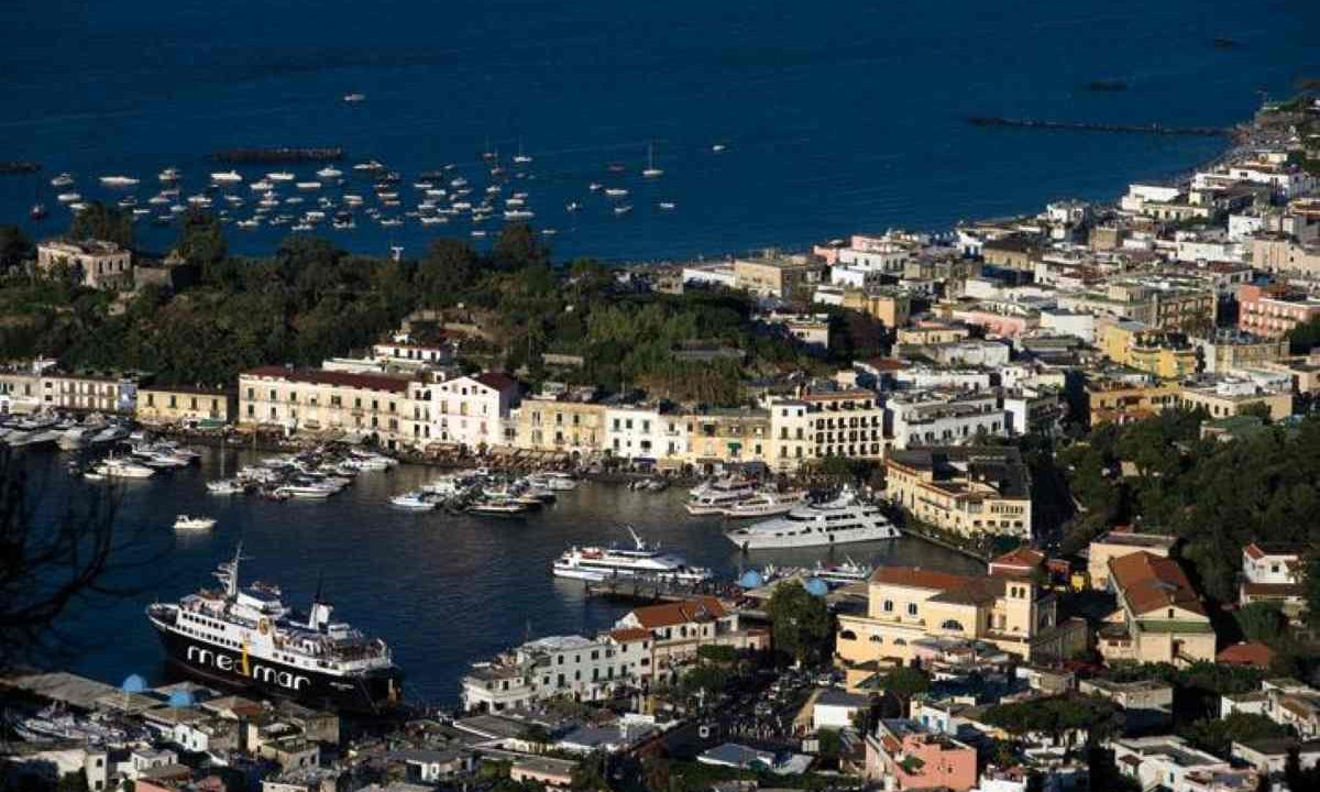 Rissa in traghetto Napoli-Ischia: cinque passeggeri identificati dopo la lite a bordo.