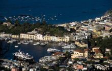 Rissa in traghetto Napoli-Ischia: cinque passeggeri identificati dopo la lite a bordo.