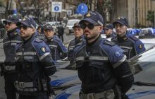 Tentano di forzare un bancomat in piazza Garibaldi: tre agenti feriti, riemerge il tema sicurezza nelle aree della mobilità