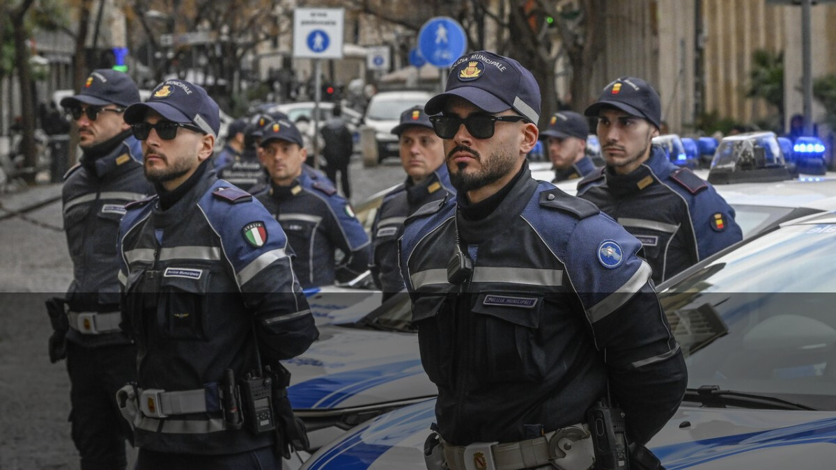 Tentano di forzare un bancomat in piazza Garibaldi: tre agenti feriti, riemerge il tema sicurezza nelle aree della mobilità
