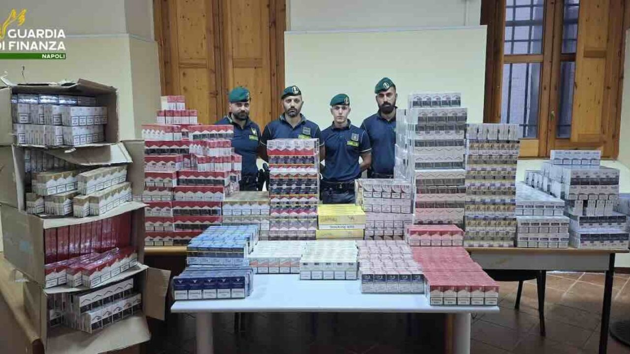 Contrabbandiere sorpreso a Torre Annunziata: blitz della Guardia di Finanza scopre deposito di oltre 220 kg di sigarette illecite