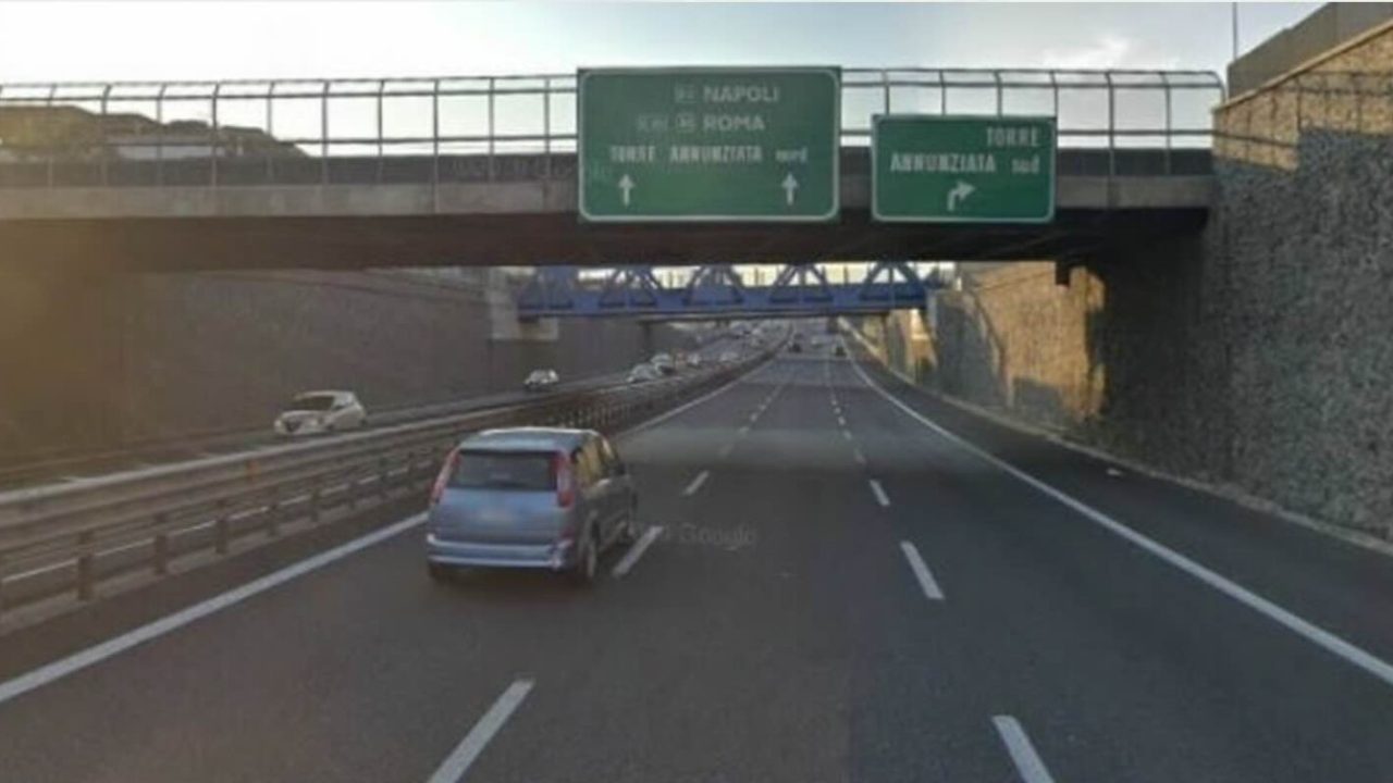 Torre Annunziata, il coraggio della polizia evita un suicidio sul cavalcavia: operazione ad alta tensione il giorno di Ferragostox
