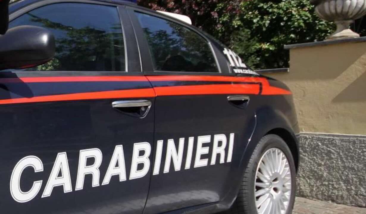 Torre del Greco: un uomo in stato di alterazione danneggia i bidoni della spazzatura e minaccia i carabinieri durante l’intervento delle forze dell’ordine