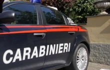 Torre del Greco: un uomo in stato di alterazione danneggia i bidoni della spazzatura e minaccia i carabinieri durante l’intervento delle forze dell’ordine