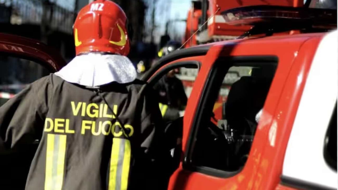 Torre del Greco, fiamme in via Lamaria: 16 famiglie costrette ad evacuare