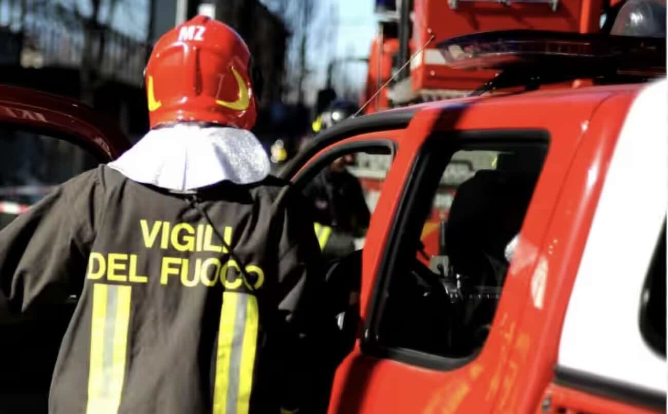 Torre del Greco, fiamme in via Lamaria: 16 famiglie costrette ad evacuare