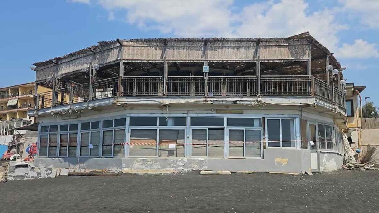 Sequestrata storica struttura balneare a Torre del Greco: operazione della Guardia Costiera contro l’occupazione abusiva del demanio marittimo