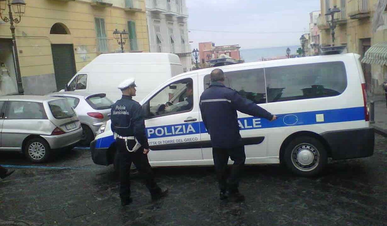 Torre del Greco, agguato contro vigili urbani durante controllo: si cercano motivi dietro l’aggressione.