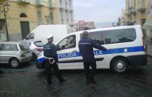 Torre del Greco, agguato contro vigili urbani durante controllo: si cercano motivi dietro l’aggressione.