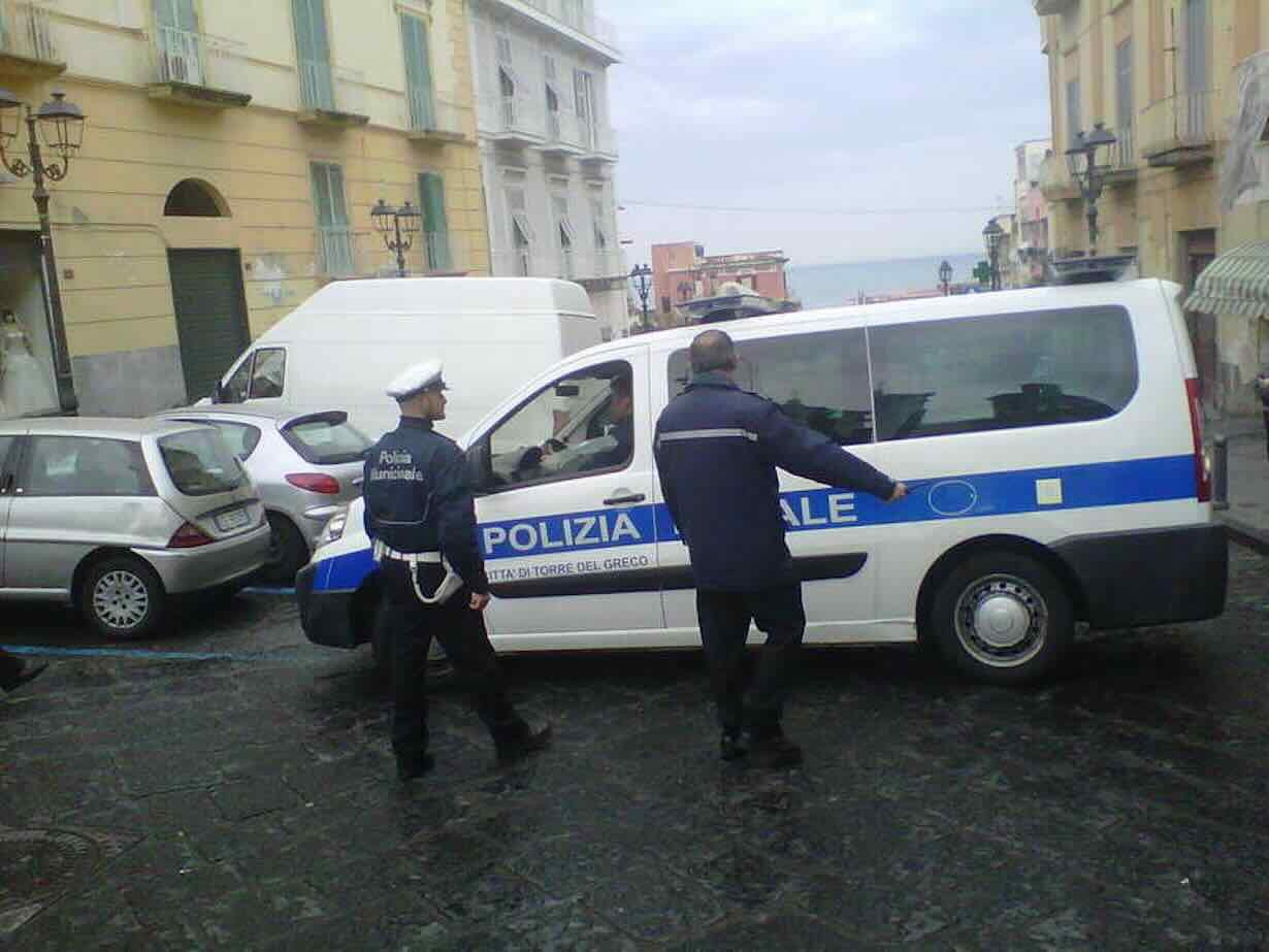Torre del Greco, agguato contro vigili urbani durante controllo: si cercano motivi dietro l’aggressione.