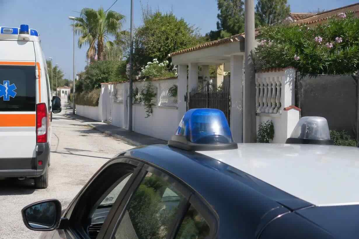 Morte tragica di una giovane turista a Baia Felice: le indagini avviate dai Carabinieri sulla causa del decesso