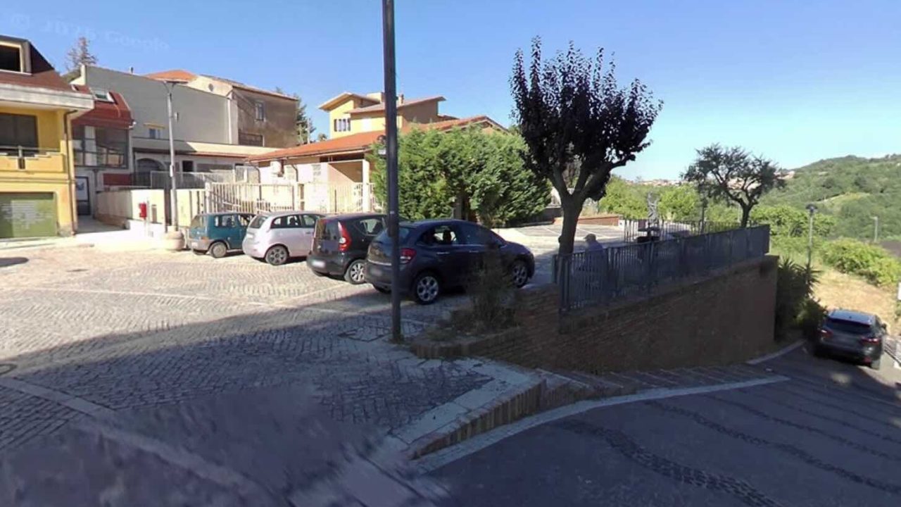 Tragedia a Ferragosto: 75enne accoltella la moglie e mina la propria vita, la comunità in stato di shock