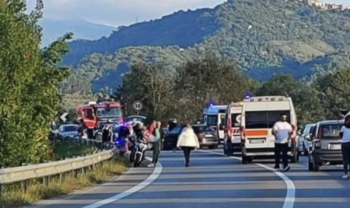 Scontro mortale in Cilento: tragica collisione auto-moto sulla statale 18, comunità in lutto