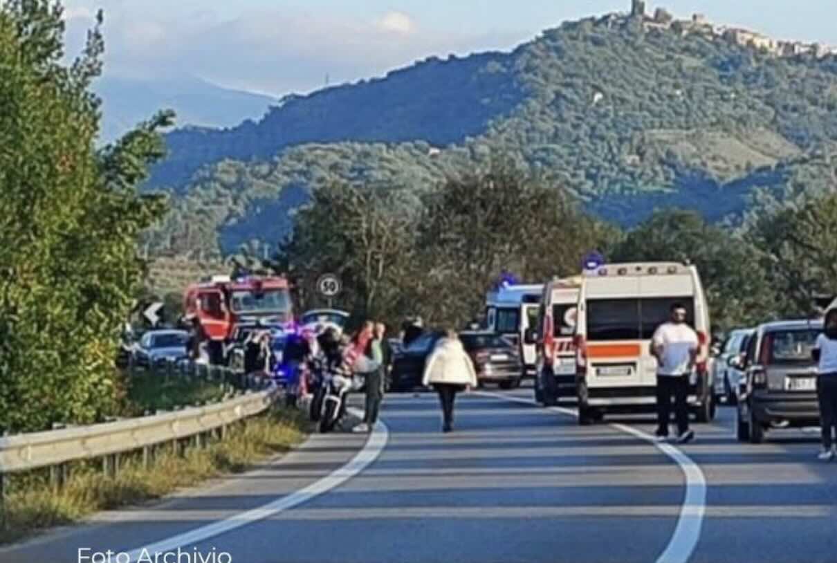 Scontro mortale in Cilento: tragica collisione auto-moto sulla statale 18, comunità in lutto