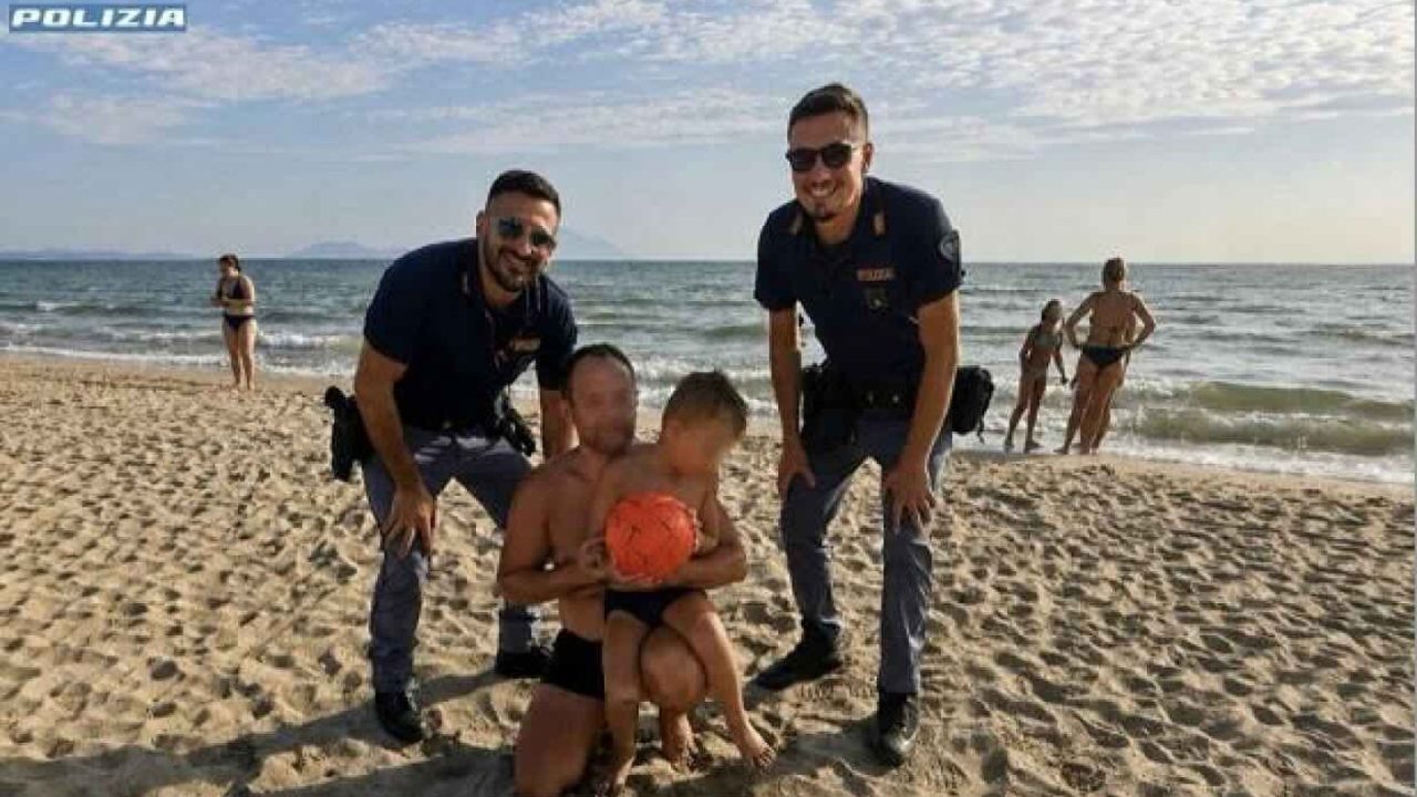 Sos sulla spiaggia di Napoli: bimbo autistico scomparso, ritrovato dopo tre ore di paura