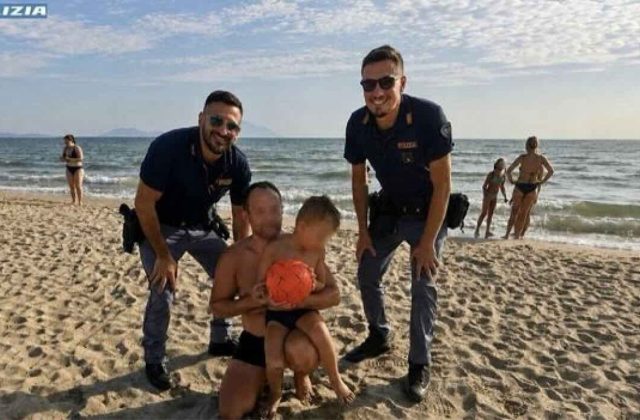 Sos sulla spiaggia di Napoli: bimbo autistico scomparso, ritrovato dopo tre ore di paura