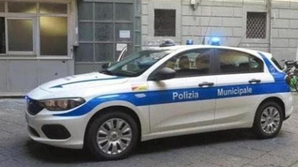 Turista trattenuta nel bagno di un negozio a Napoli: denunciato un uomo, accesa l’attenzione su locali turistici