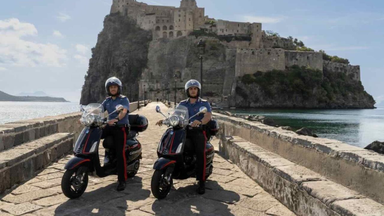 Carabinieri in azione a Ischia: fermato un pusher sulla spiaggia grazie alle vespe elettriche