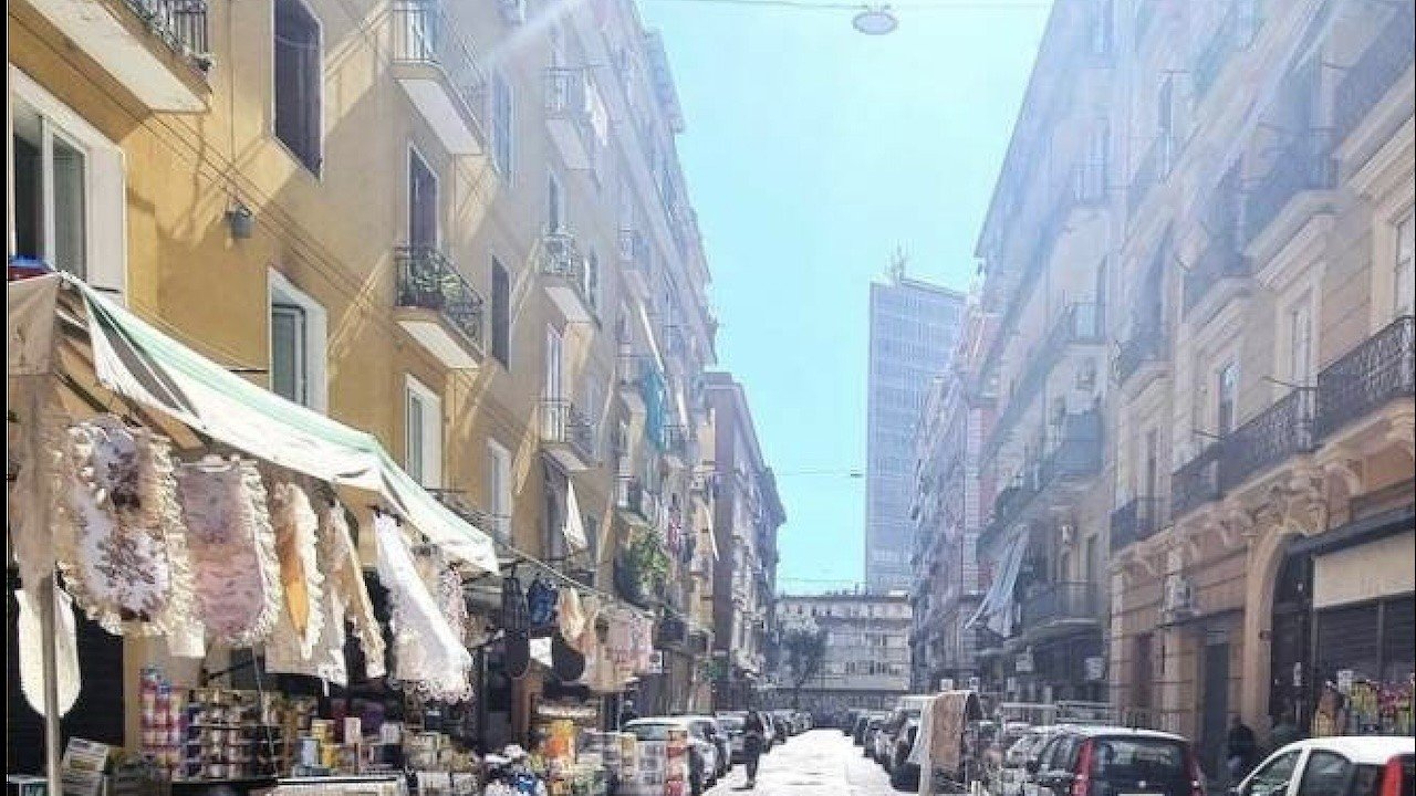 Fermato un presunto rapinatore armato a Napoli: il colpo avvenuto sotto gli occhi dei Carabinieri in piazza Garibaldi