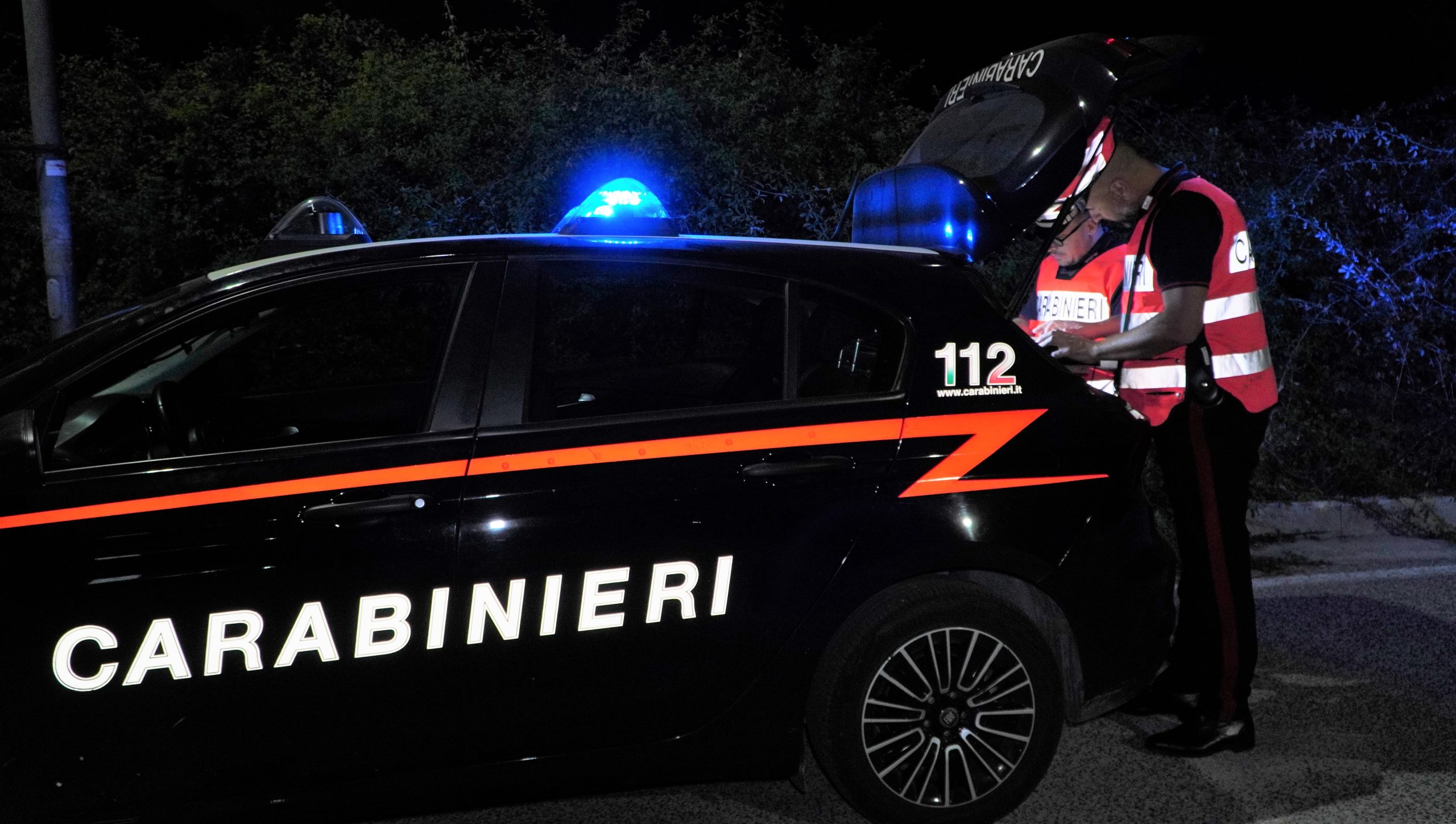 Fuga in monopattino da un controllo, giovane investe carabiniere e finisce in manette a Mondragone