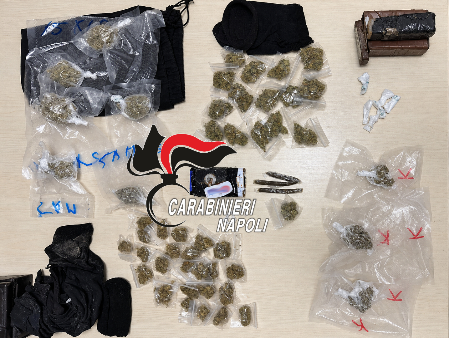 Napoli: droga nascosta nel Rione Traiano; 182 g rinvenuti e chiusa una pasticceria a Pianura per gravi carenze igieniche